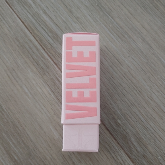 Jeffree Star Cosmetics Unphazed Velvet Trap Lipstick - Picture 4 of 11